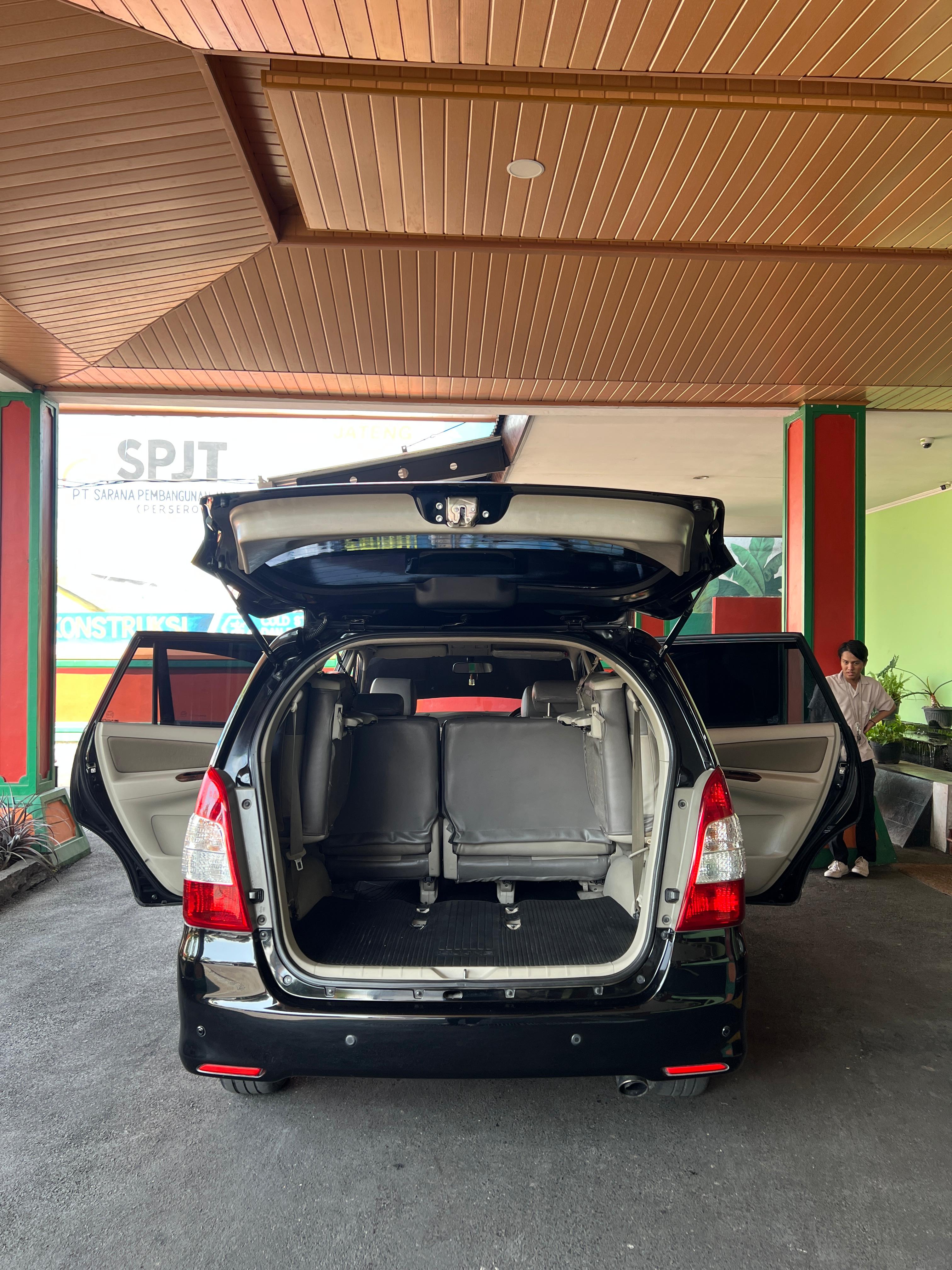Toyota Innova 2.5 V A/T 2015 Barong Hitam Metalik